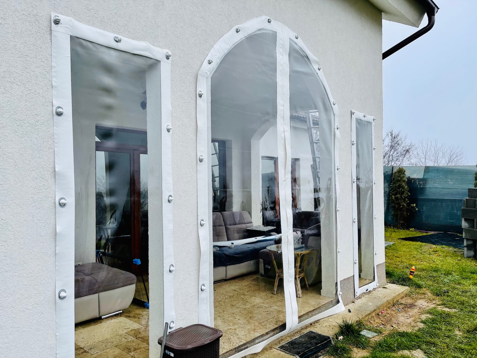 Închidere terasa cu cristal flex si bordura alba